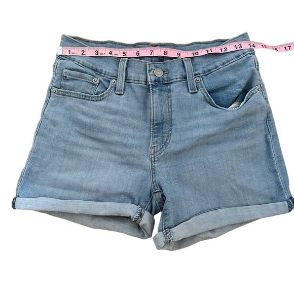 Levi’s ~ Women’s light wash denim shorts ~ mid length ~ size 28 ~ 5 pocket - Picture 5 of 9